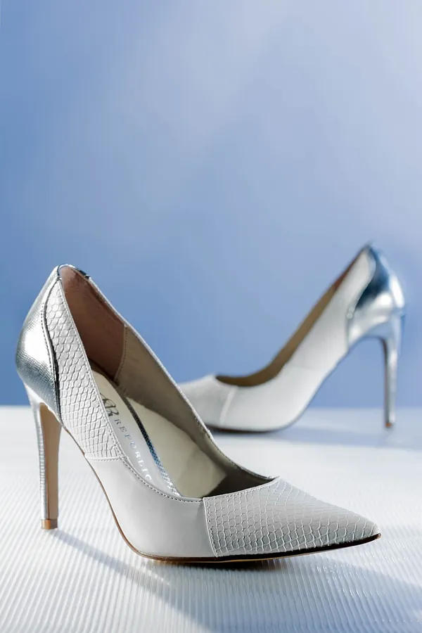 Beyaz Gümüş Detaylı Stiletto